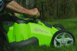 Using the one-handed height adjuster on Greenworks' G-MAX 20