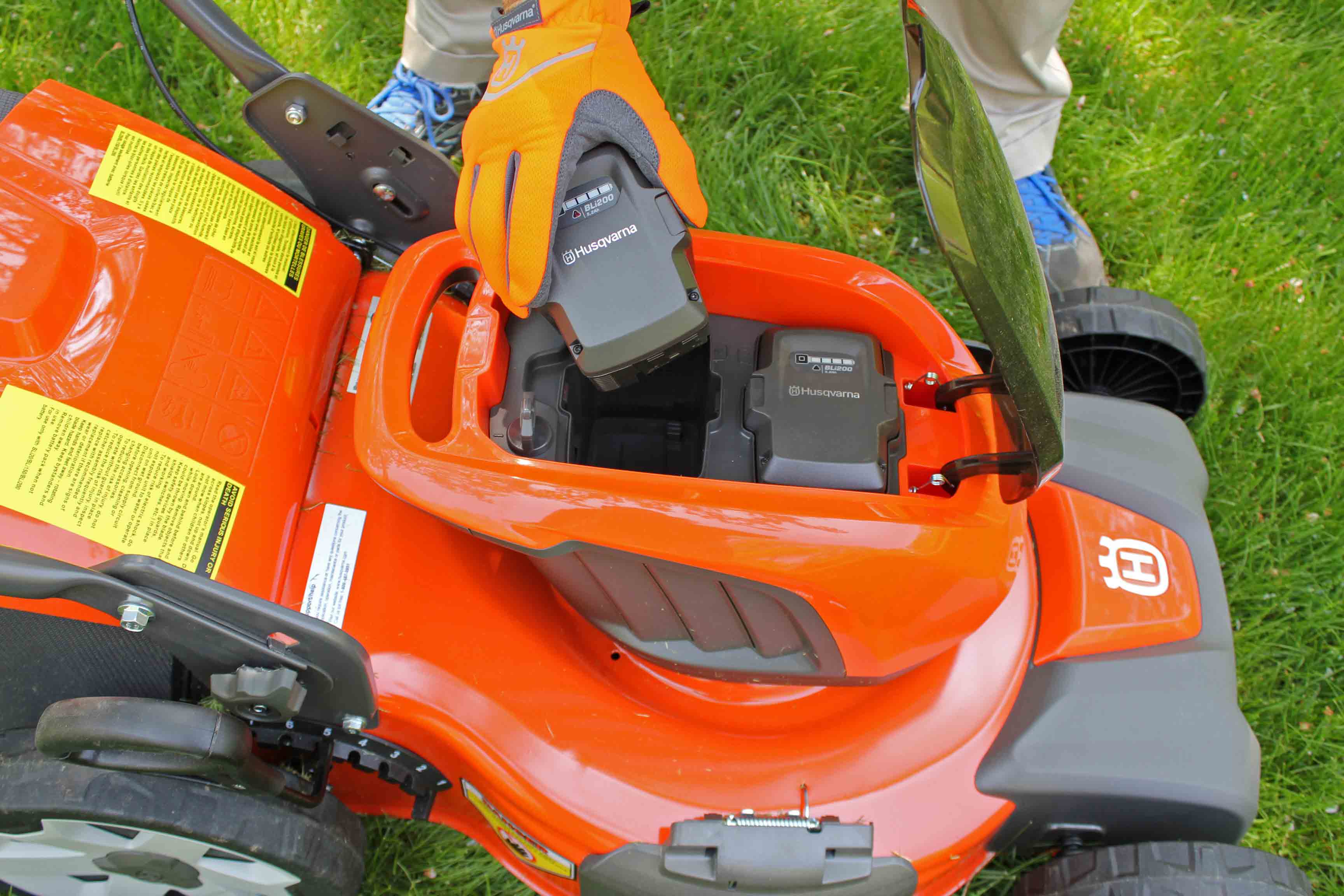 Placing battery in husquavarna lawn mower